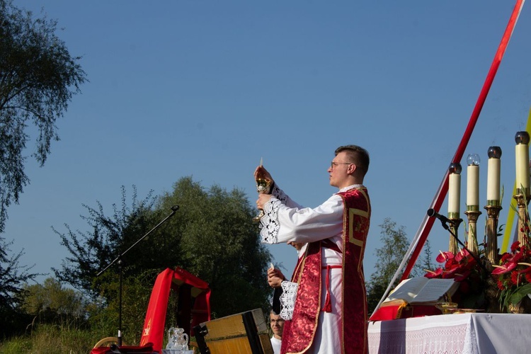 Msza św. pod XIX-wiecznym krzyżem na bielskim os. Langiewicza