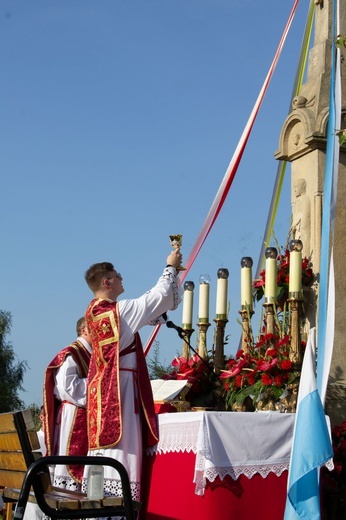 Msza św. pod XIX-wiecznym krzyżem na bielskim os. Langiewicza