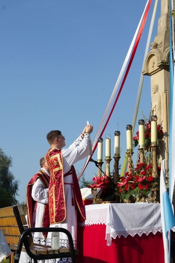 Msza św. pod XIX-wiecznym krzyżem na bielskim os. Langiewicza