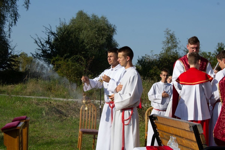 Msza św. pod XIX-wiecznym krzyżem na bielskim os. Langiewicza