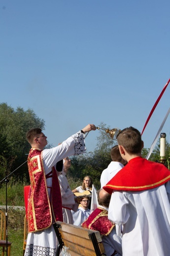 Msza św. pod XIX-wiecznym krzyżem na bielskim os. Langiewicza