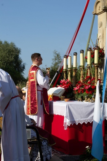 Msza św. pod XIX-wiecznym krzyżem na bielskim os. Langiewicza