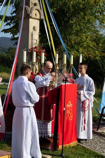 Msza św. pod XIX-wiecznym krzyżem na bielskim os. Langiewicza