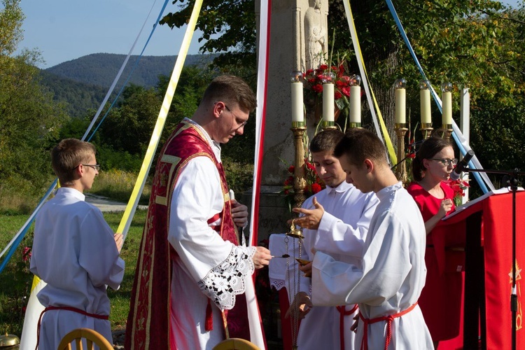 Msza św. pod XIX-wiecznym krzyżem na bielskim os. Langiewicza