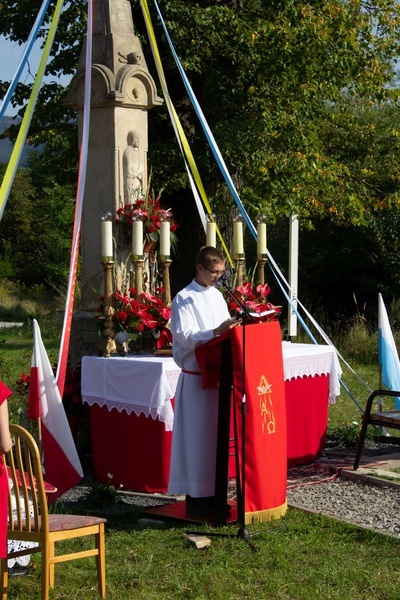 Msza św. pod XIX-wiecznym krzyżem na bielskim os. Langiewicza