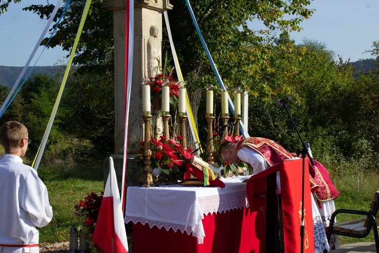 Msza św. pod XIX-wiecznym krzyżem na bielskim os. Langiewicza