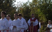 Msza św. pod XIX-wiecznym krzyżem na bielskim os. Langiewicza