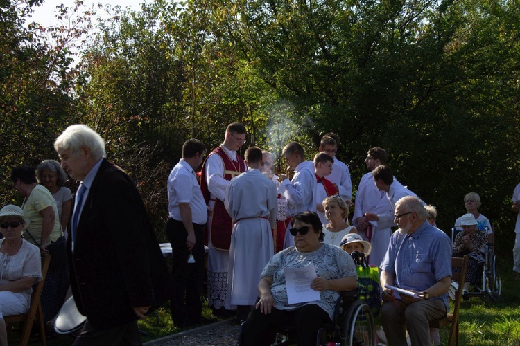 Msza św. pod XIX-wiecznym krzyżem na bielskim os. Langiewicza