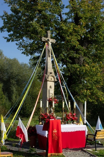 Msza św. pod XIX-wiecznym krzyżem na bielskim os. Langiewicza