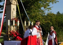 Ks. Marcin Hałas przy ołtarzu ustawionym przed XIX-wiecznym krzyżem na os. Langiewicza.