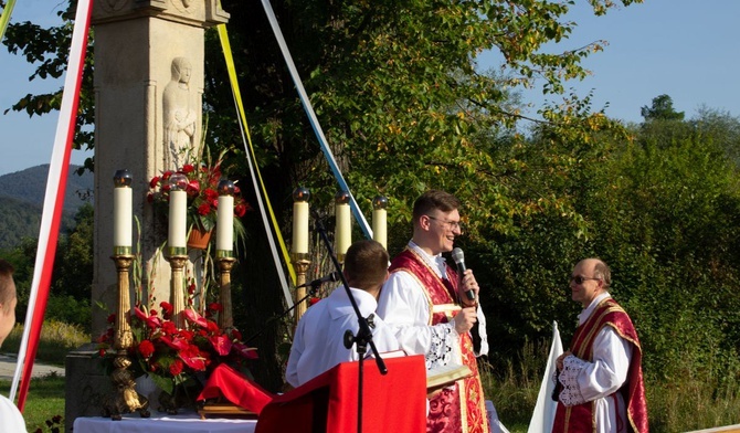 Ks. Marcin Hałas przy ołtarzu ustawionym przed XIX-wiecznym krzyżem na os. Langiewicza.