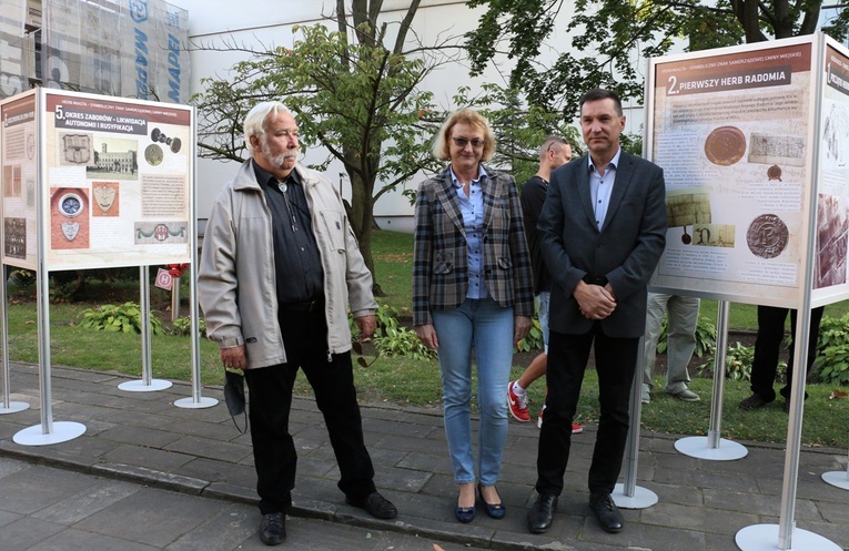 Do obejrzenia wystawy zachęcają (od lewej): Janusz Wieczorek, Anna Skubisz-Szymanowska i Dariusz Kupisz.