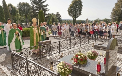 Bp Marek Mendyk przy symbolicznym grobie błogosławionego kapłana.