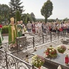 Bp Marek Mendyk przy symbolicznym grobie błogosławionego kapłana.