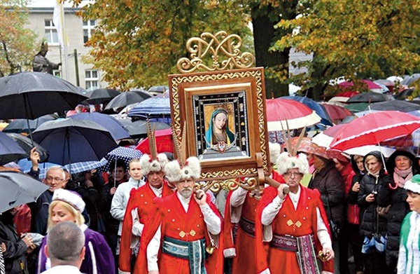 Wszyscy pielgrzymi proszeni są o zabranie ze sobą maseczek ochronnych. Na zdjęciu: Ubiegłoroczna pielgrzymka.