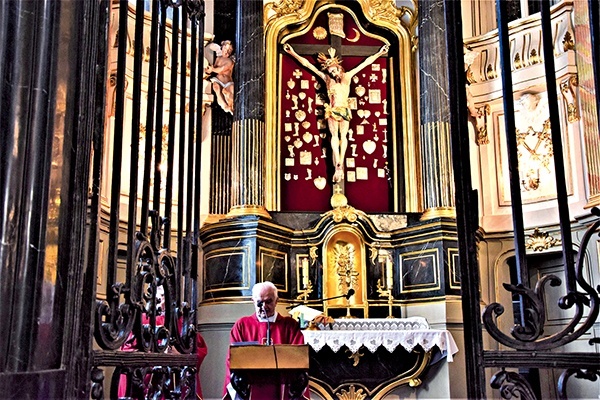 W katedrze łowickiej 14 września Msze św. odprawiano w kaplicy Pana Jezusa Ukrzyżowanego.