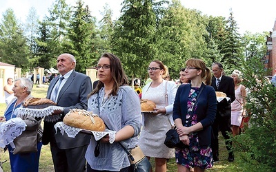 Rolnicy, dziękując za zbiory, przynieśli do ołtarza wieńce, a także świeże bochny.