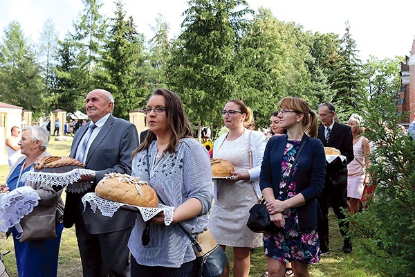 Rolnicy, dziękując za zbiory, przynieśli do ołtarza wieńce, a także świeże bochny.