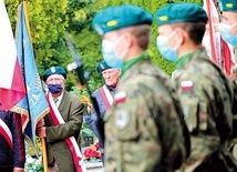 Druga część uroczystości rocznicowych odbyła się tuż po Eucharystii pod krzyżem katyńskim.