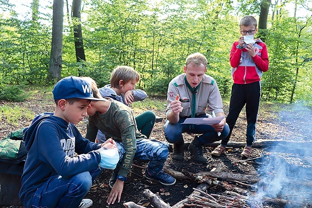 Umiejętność rozpalania ogniska zawsze przyda się w dziczy.