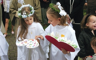 	W okresie wielkanocnym rodziny zachęcane są do udziału w Białym Tygodniu w swojej parafii.