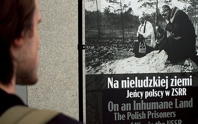 Fragment wystawy  „Na nieludzkiej ziemi. Jeńcy polscy w ZSRR”.