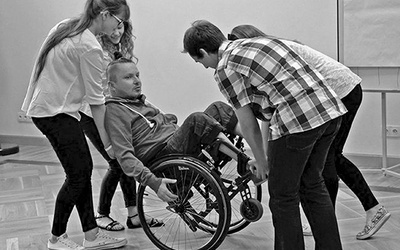 Aby zrealizować swój cel, Bartłomiej inicjował wiele akcji społecznych. Na zdjęciu podczas warsztatów pomocy osobom jeżdżącym na wózkach w ramach Dnia Orłów Katolickiego Stowarzyszenia Młodzieży.