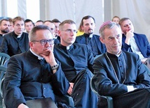 Odpowiedzialni za tarnowskie wędrowanie dyskutowali ze sobą na spotkaniu w zabawskim namiocie.