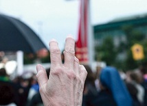 Jednym z miejsc corocznej modlitwy jest krzyż papieski na pl. Piłsudskiego. Po raz 5. w akcję włącza się również ks. Zbigniew Kras, kapelan Prezydenta RP.