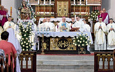 Wokół ołtarza zgromadzili się także duszpasterze z okolicznych parafii.