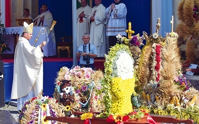 Po homilii bp Bałabuch poświęcił przywiezione wieńce z tegorocznych zbiorów.