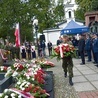 Na zakończenie uroczystości przy pomniku katyńskim złożono wieńce  i wiązanki kwiatów. Na zdjęciu hołd pomordowanym oddają reprezentanci służb mundurowych.