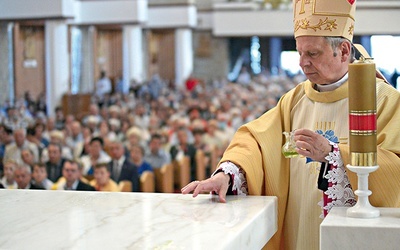 Biskup Henryk Tomasik namaścił ołtarz, serce kościoła, miejsce, gdzie są sprawowane Msze św.