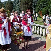 Bp Tomasik pobłogosławił dożynkowe wieńce, które zostały złożone przed ołtarzem.