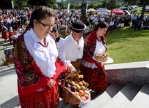 Procesja z darami z czarnopotockich sadów.