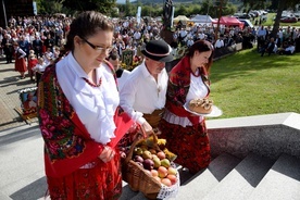 Procesja z darami z czarnopotockich sadów.