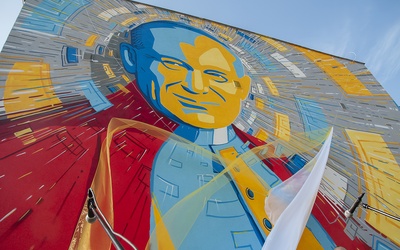 Wielki mural na cześć Jana Pawła II odsłonięto w Białogardzie 