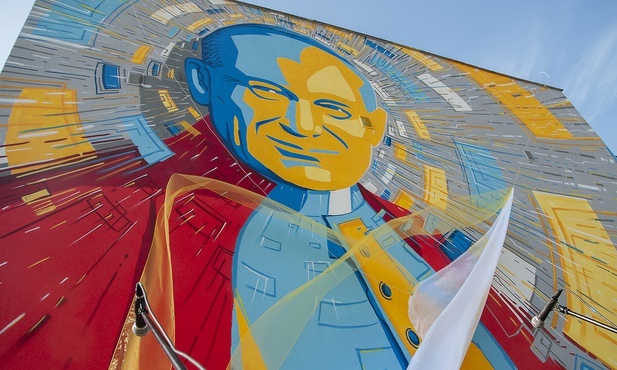 Wielki mural na cześć Jana Pawła II odsłonięto w Białogardzie 
