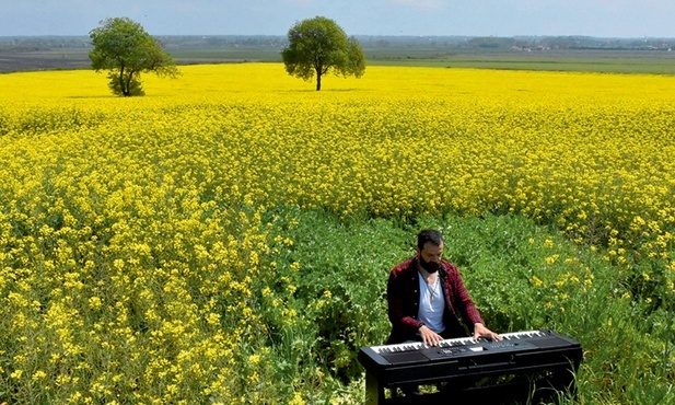Nauczyciel muzyki Cemil Ceylan gra na pianinie 
na polu k. Samsun w Turcji.
4.05.2020 Turcja