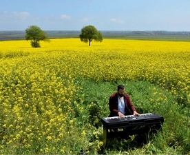 Nauczyciel muzyki Cemil Ceylan gra na pianinie 
na polu k. Samsun w Turcji.
4.05.2020 Turcja