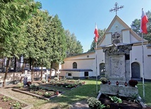 Cmentarz w Ossowie, niszczony przez komunistów, wcielony w obszar poligonu, ze śladami kul czerwonoarmistów, przetrwał dzięki mieszkańcom Ossowa i kapłanom, którzy komunistom się nie kłaniali.