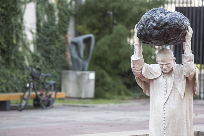 Papież jak mocarz. Z meteorytem nad głową