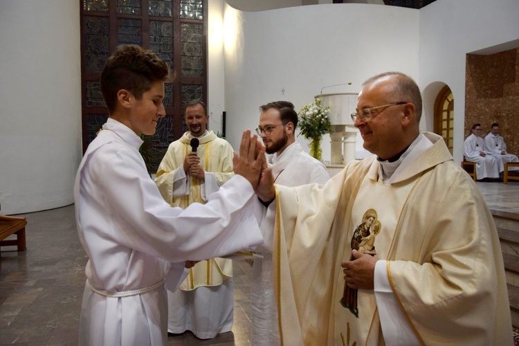 Rozdanie świadectw ukończenia kursu ceremoniarza i... piątka od ks. proboszcza.