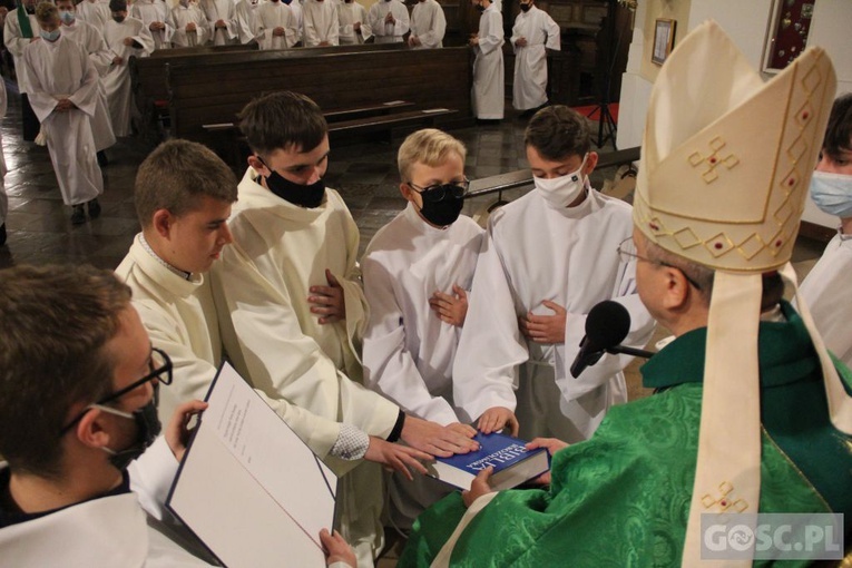 41 ministrantów w Rokitnie otrzymało błogosławieństwo do posługi lektora