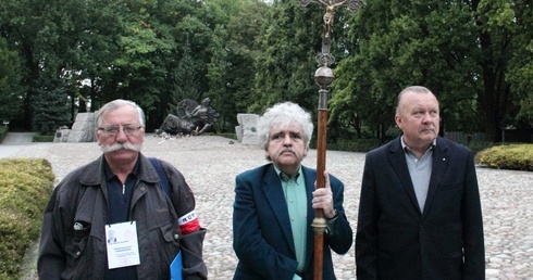 Idą z krzyżem po śladach krwi