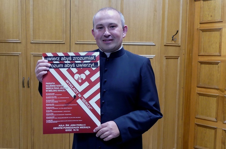 Ks. Sebastian Fajfer zachęca do udziału w nowym cyklu spotkań poświęconych wierze i nauce.