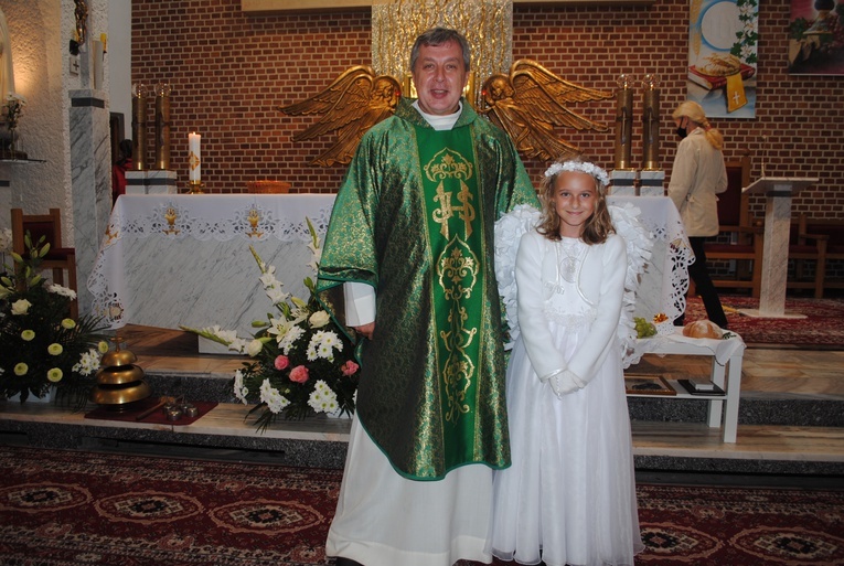 Wiktoria z proboszczem parafii Trójcy Przenajświętszej.