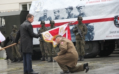 Szef MON przekazuje sztandar wojskowy dla 6. Mazowieckiej Brygady Obrony Terytorialnej im. rotmistrza Witolda Pileckiego.