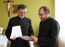 Ks. Krzysztof Moskal i ks. Marcin Samek dołączyli do parafian, którzy oddawali dziś honorowo krew potrzebującym.