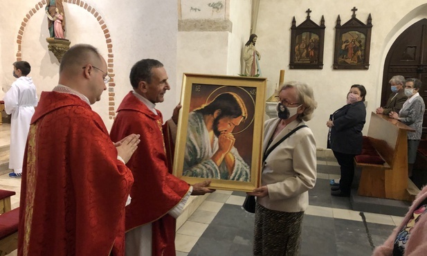 Uroczyste rozpoczęcie peregrynacji ikony Pana Jezusa u św. Jerzego w Cieszynie: (od lewej) ks. Marcin Wróbel, ks. Stefan Sputek, Bernadeta Holeksa.